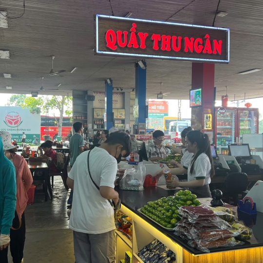 Du khách tham quan cuối tuần tại điểm dừng chân Đồng Tháp
